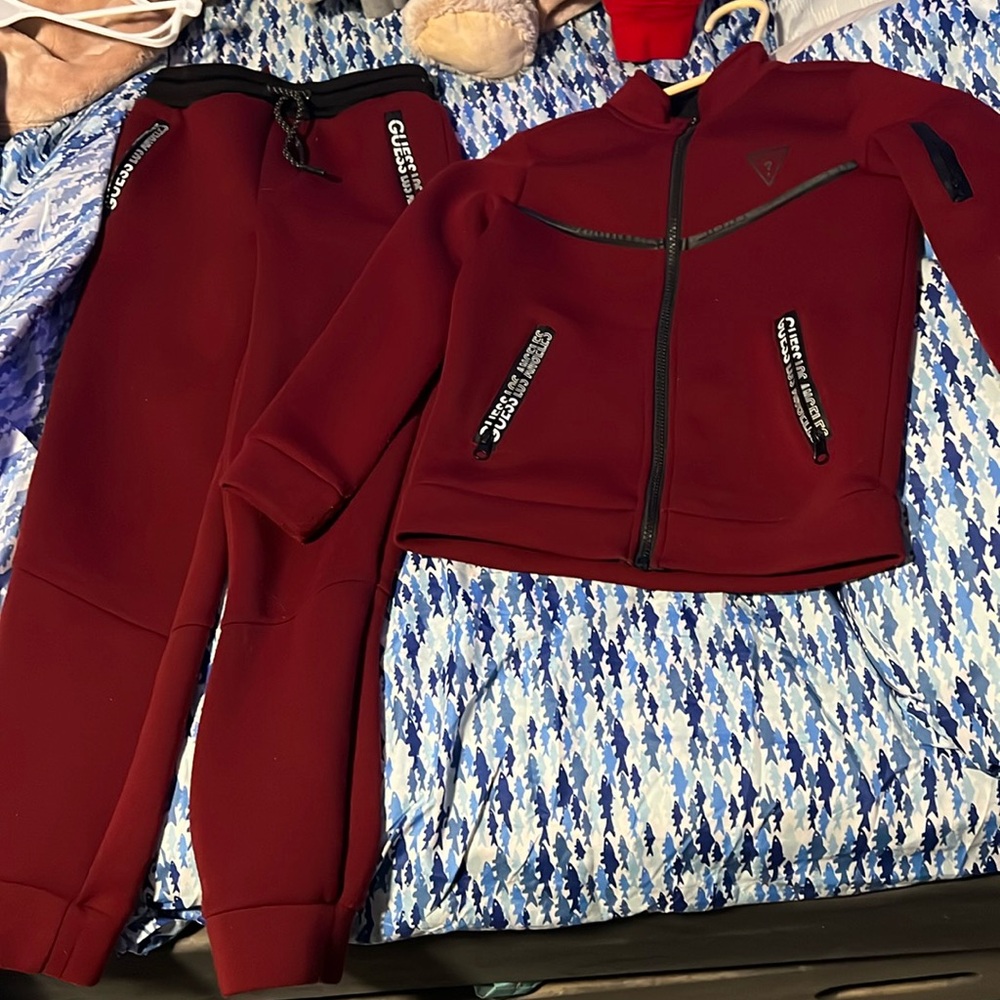 Guess maroon sweat pants set. Boys